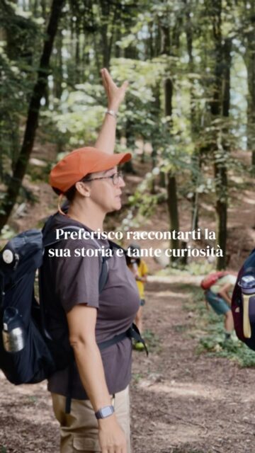 Nel bosco potrei fare delle lezioni.
Ho gli strumenti: la laurea, conosco i nomi scientifici, tutte le caratteristiche.
Ma sono cose che senti e scivolano via. Le storie no.
Le storie si ricordano.
Per questo mi piace raccontare la storia, le curiosità di tutto quello che compone un ambiente, dalle piante agli animali, al suo passato
È così che una ghianda o un istrice diventano qualcosa di familiare
E poi succede la cosa che aspetto sempre: qualcuno si china, raccoglie qualcosa da terra e se lo mette in tasca. Quello è il momento in cui la natura ha smesso di essere una lezione ed è diventata sua.
A chi torna a casa con nella tasca un tesoro della natura (nel rispetto dell’ambiente) ❤️
#mammalupagae #guidaambientaleescursionistica #educazioneambientale #escursioniconbambini #famiglieinnatura